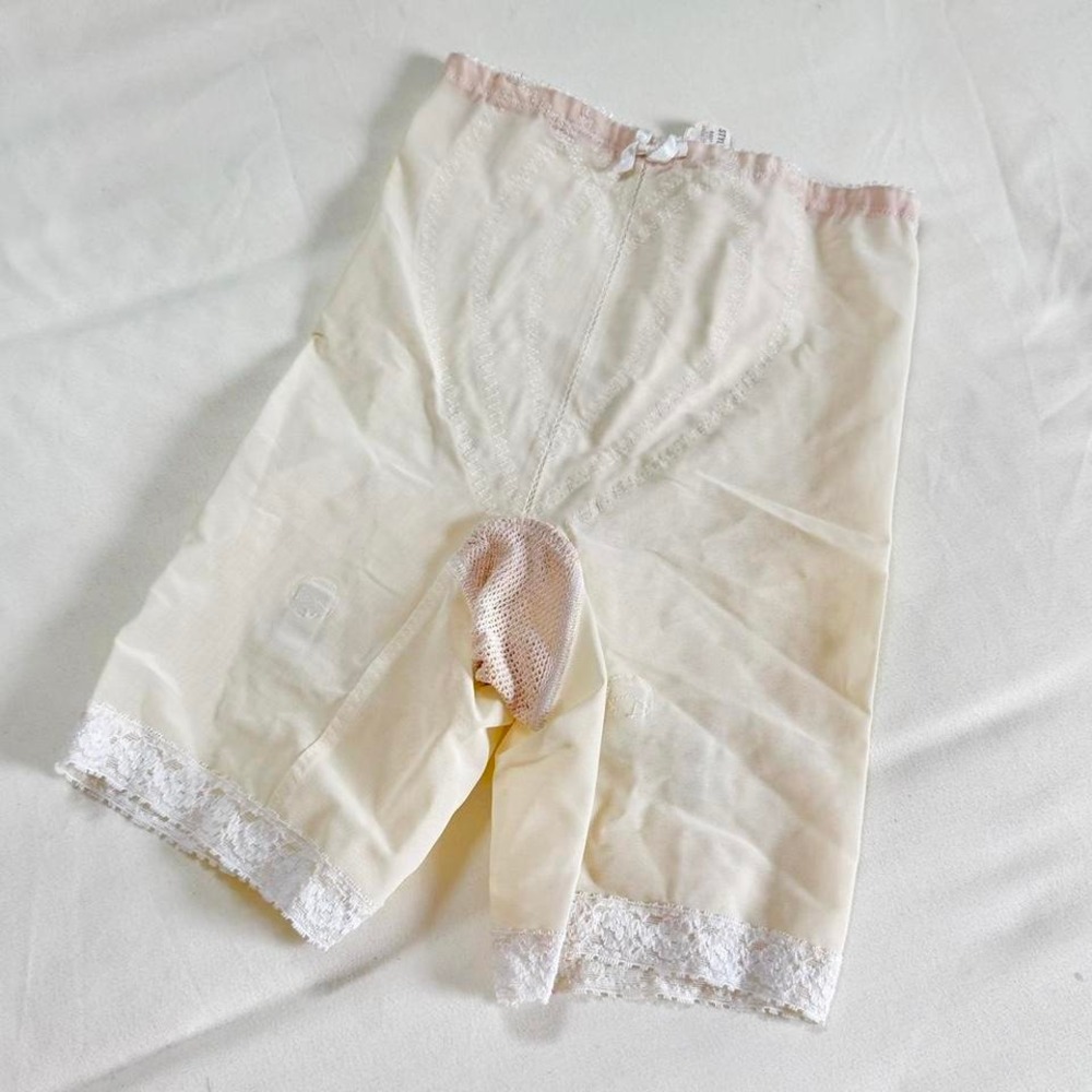60s cream shapewear girdle Vassarette Hollywood size medium
